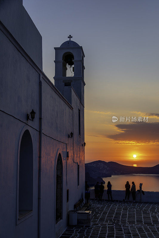 从位于希腊基克拉迪群岛米洛斯岛普拉卡村的Panagia Korfiatissa教堂观看日落。